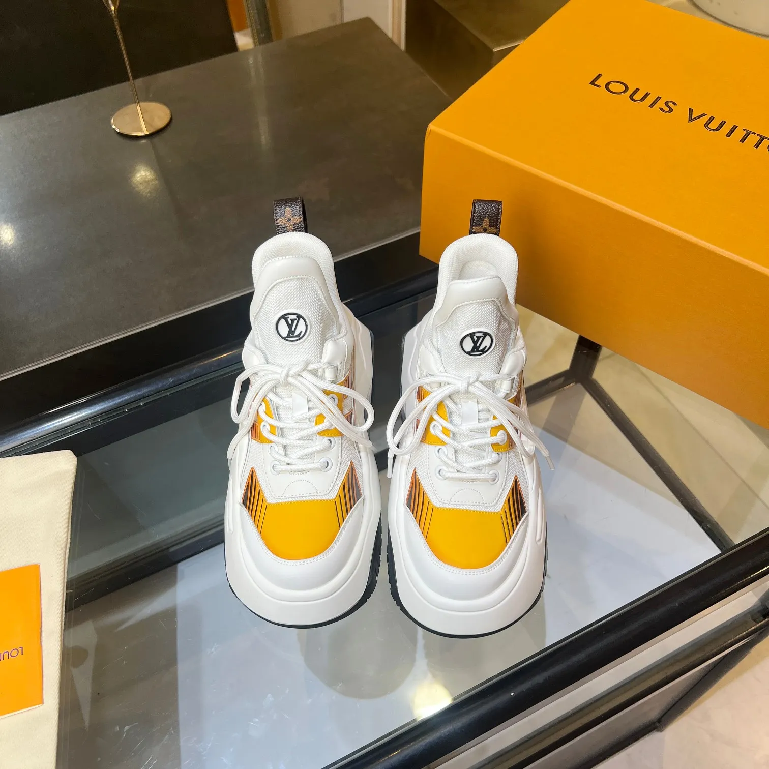 👟👟Ex-factory price 760👟👟 Nicolas Ghesquieye once again refined the design essence of LVArchlight sneakers to create LVArchlight2.0 platfrm sneakers. The combination of multiple technical materials, the wide outsole and the exaggerated tongue highlight the series' recognition, and the latter is marked with the LVCirCle logo 35-41
